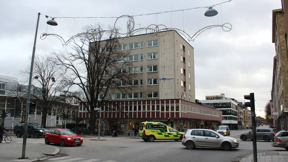 Vid korsningen S:t Larsgatan-Drottninggatan stängs ett körfält 
på en kort sträcka på S:t Larsgatan av under ett år.