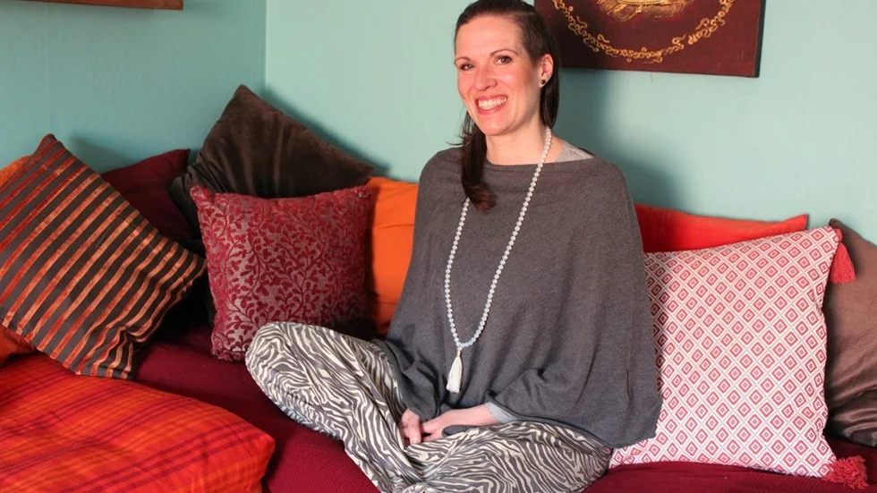 Emmily Börjesgård har varit långtidssjukskriven på grund av stress och utmattning. Resan som sjuk har gett både insikter och nya kunskaper. Nu har hon startat företag där hon erbjuder förebyggande och rehabiliterande insatser. Här, i sitt mottagningsrum, kan hon ta emot enskilda och grupper för bland annat coaching. Foto: Rebecca Forsgren Malmström