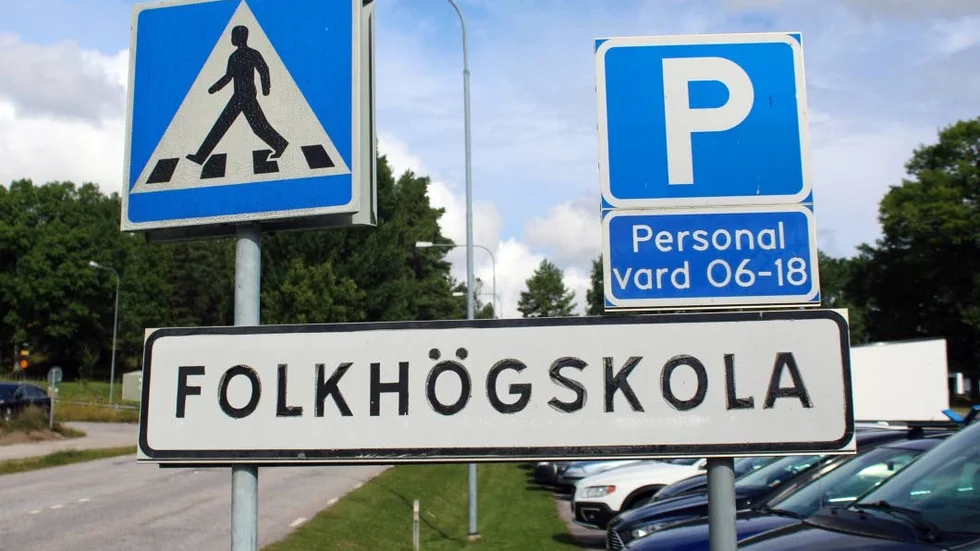 Folkhögskolor har ett folkbildande uppdrag och bidrar bland annat  till integration för personer som är nya i Sverige, menar skribenterna.