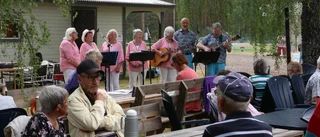 Sommarfest trots hotande moln