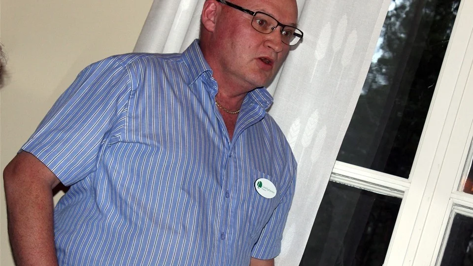 Pierre Ländell, Landsbygdspartiet Oberoende, LpO, klargör sitt och partiets motstånd till vindkraftsplanerna i Horn och Hycklinge. Foto: Dennis Pettersson