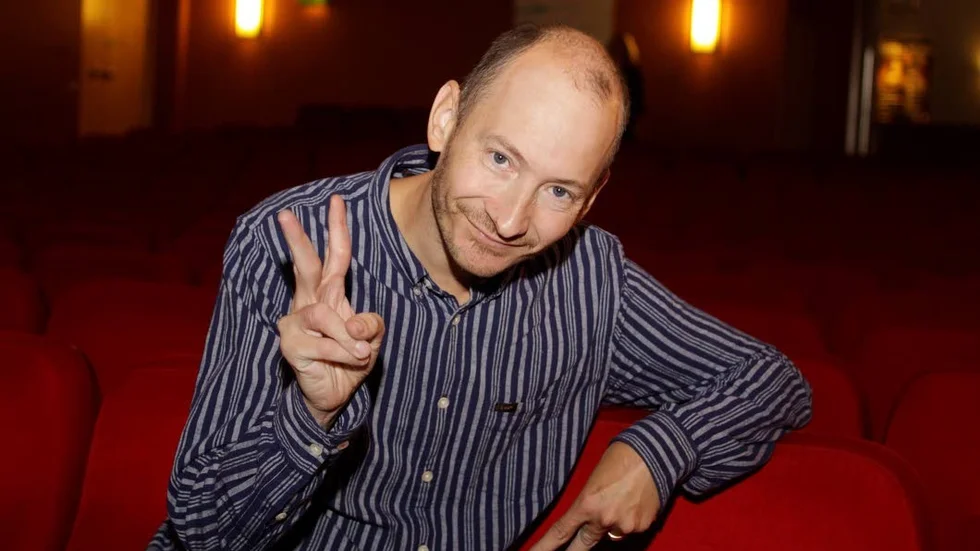 Jonas Helgesson besöker Folkets hus under onsdagen.