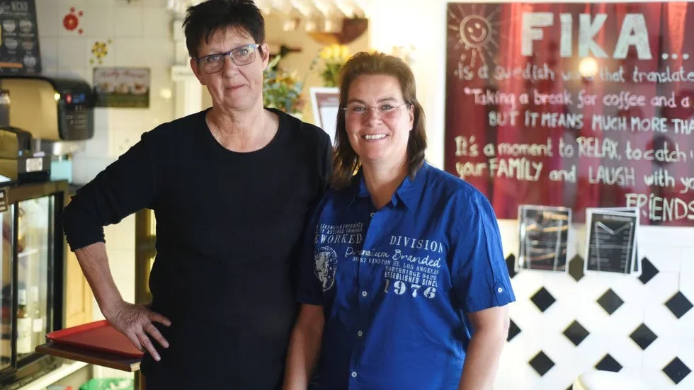 Gunnel och Karina Ekblad på Regnbågsdalens Café & Guesthouse i Ingatorp har valt att lägga ner verksamheten och flytta hem. "Många trogna gäster är deppiga", säger Gunnel Ekblad.