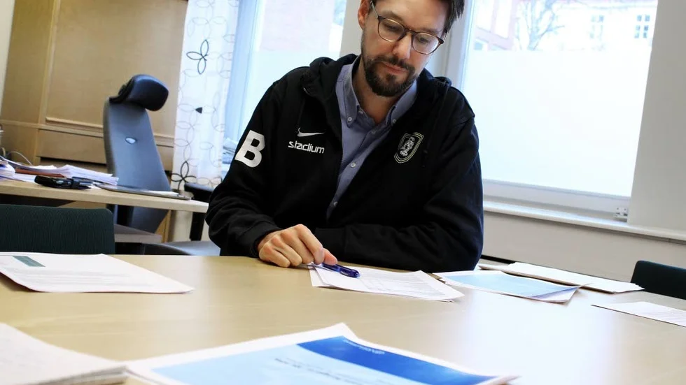 Emil Broberg (V), gruppledare i regionfullmäktige, har inte så stor förhoppning om att få igenom sitt partis budgetförslag och förbereder sig för ett alternativ som han beskriver som det minst dåliga.