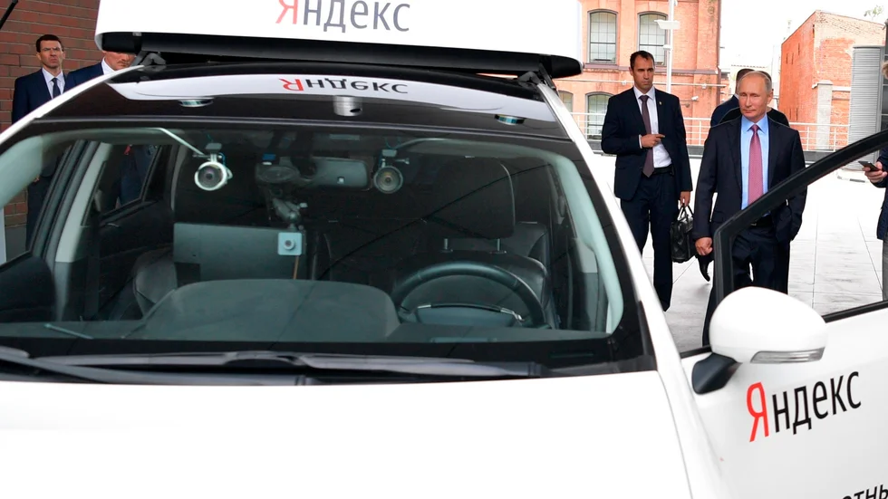 Ryska president Putin inspekterar en av Yandex bilar 2017. Arkivbild.