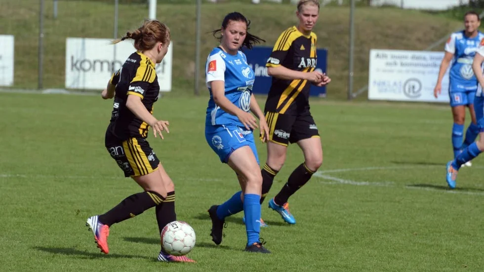 Emma Jones, i blått, hoppas på en bättre höstsäsong i damallsvenskan med sitt IFK Kalmar.