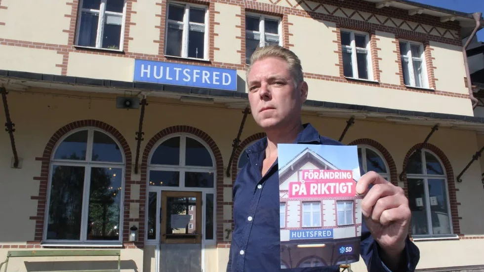 Mattias Jacobsson blev upprörd när han såg att SD använt en bild på hans fastighet, Hultsfreds stationshus, i sin valbroschyr. Nu har han gjort en polisanmälan och hoppas på en offentlig ursäkt.