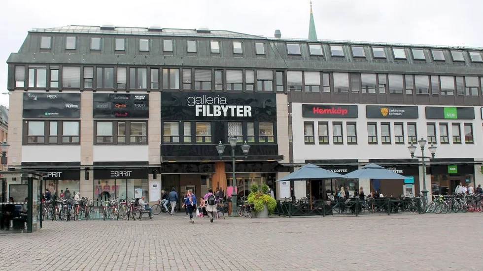 Kläder stals från flera butiker i galleria Filbyter under söndagen.
