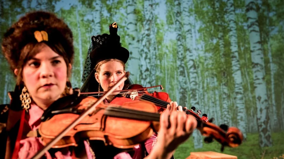 Sara Parkman och Samantha Ohlanders i Riksteaterns föreställning "Nationalparken". 

Foto: Urban Jörén
