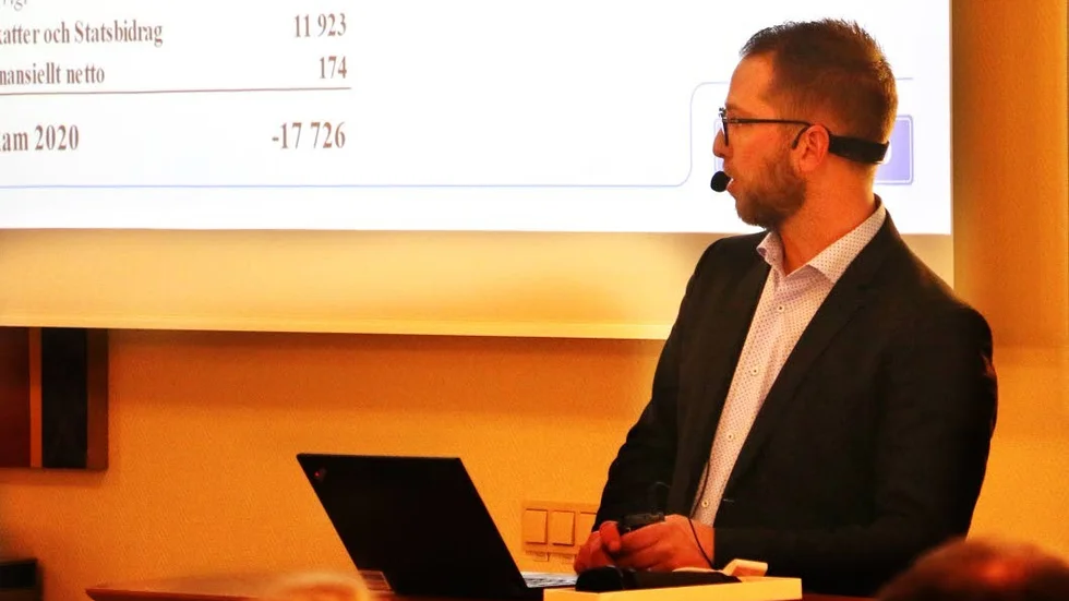 Ekonomichefen Henric Svensson blickar fram mot ett minus på 17,7 miljoner på sista raden. Om inget görs.