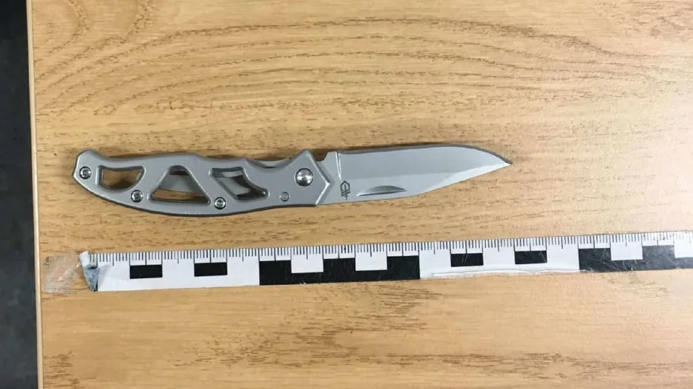 Polisen hittade denna kniv i bilen som 20-åringen körde.