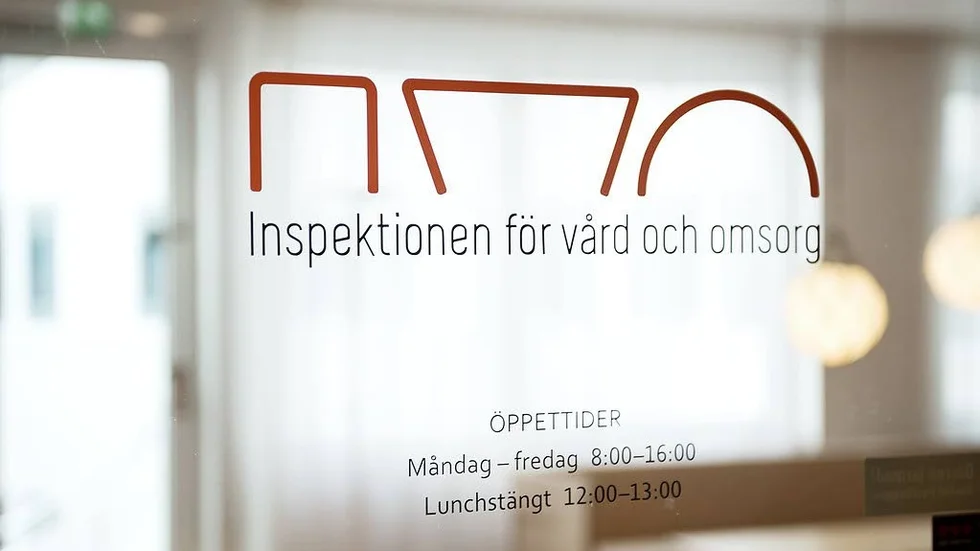 En anmälan har gjorts till Ivo efter upptäckten om att en boende bland annat bemötts med ett nedlåtande språk. 
