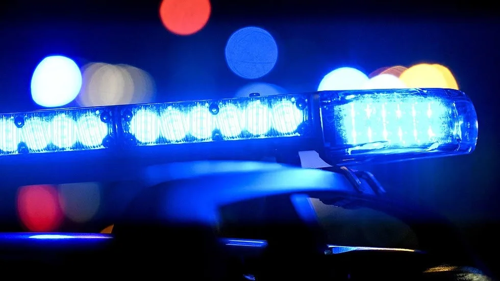 När polisen kom visade det sig att kvinnan, som är i 30-årsåldern, hade en yxa. (Arkivbild)