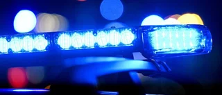 Kvinna bar yxa på allmän plats