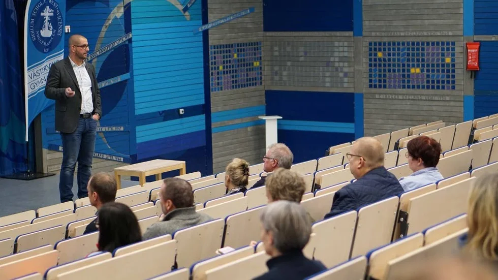 Informerade. Gymnasiechefen Jörgen Jonsson informerade om händelserna som ledde fram till att man kallade in ordningsvakter på skolan.