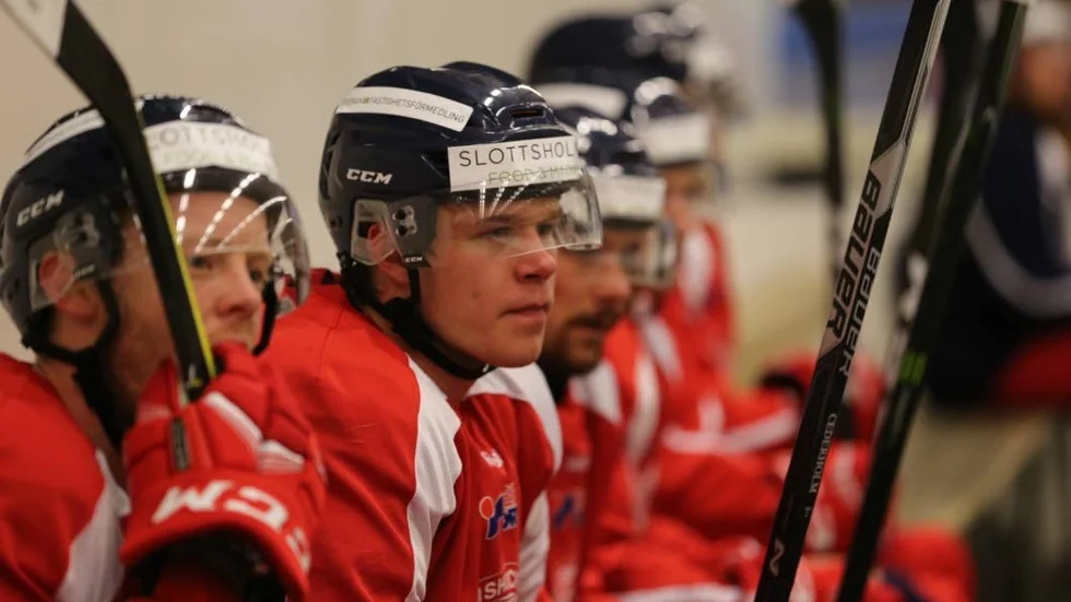 Ny back. Jacob Cederholm debuterar för VIK mot Troja/Ljungby.