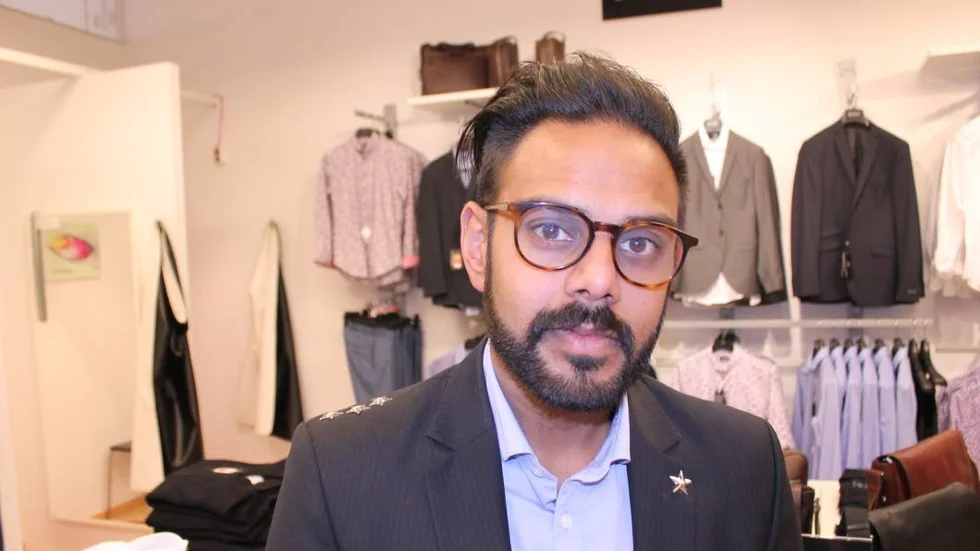 Delägaren till Bond Fashion i Motala, Fredrik Sjögren, konstaterar att kunderna har övergett butiken.