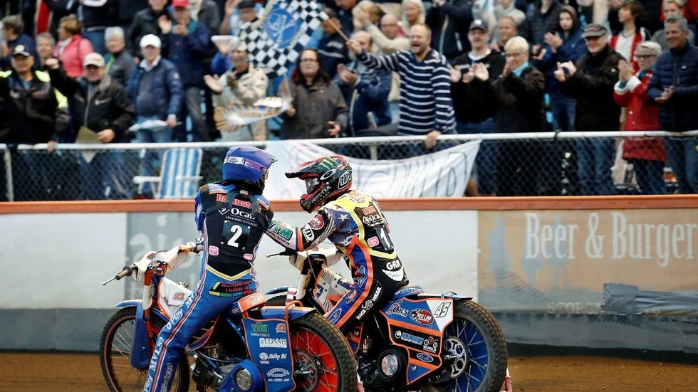 Jonas Davidsson och Greg Hancock har tagit en femetta i det viktiga heat sju. En fantastisk scenförändring, skriver Jens Bollius om Piraterna sinsats i slutspelsreturen.