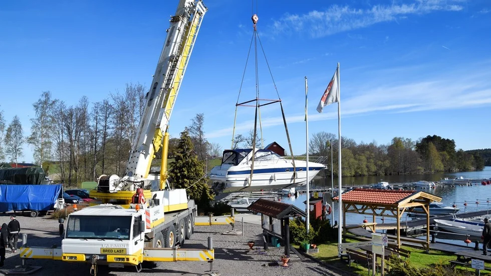 Många spända blickar följde dagens första lyft av Jens Anderssons Bavaria 35 Sport. Foto: Morgan Karlsson