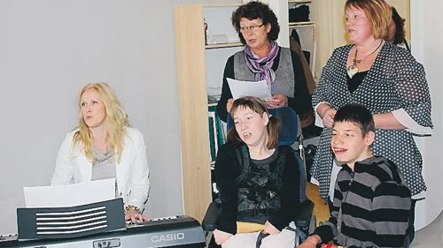 Lärarna Lillemor Rehnberg, Inga-Lena Johansson och Karin Holmberger fixade underhållningen tillsammans med eleverna Ronja Karlsson och Richard Larsson.