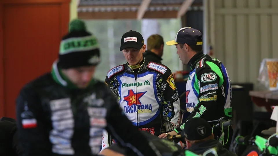 Fredrik Lindgren och Peter Ljung deppar ikapp i depån under matchen mot Lejonen där hemmaförarna inte alls fick det att stämma.