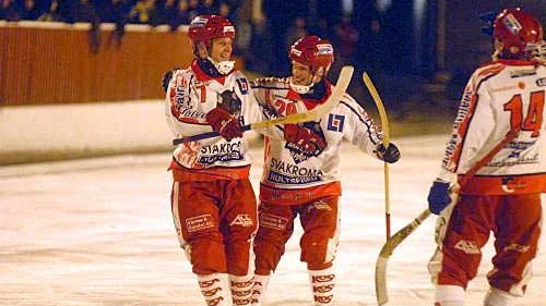 2-0 till Målilla. Målskytten Roger Axberg, t v, gratuleras av Mattias Håkansson. Adam Rohr (nummer 14) gläds också. Foto: Magnus Strömsten