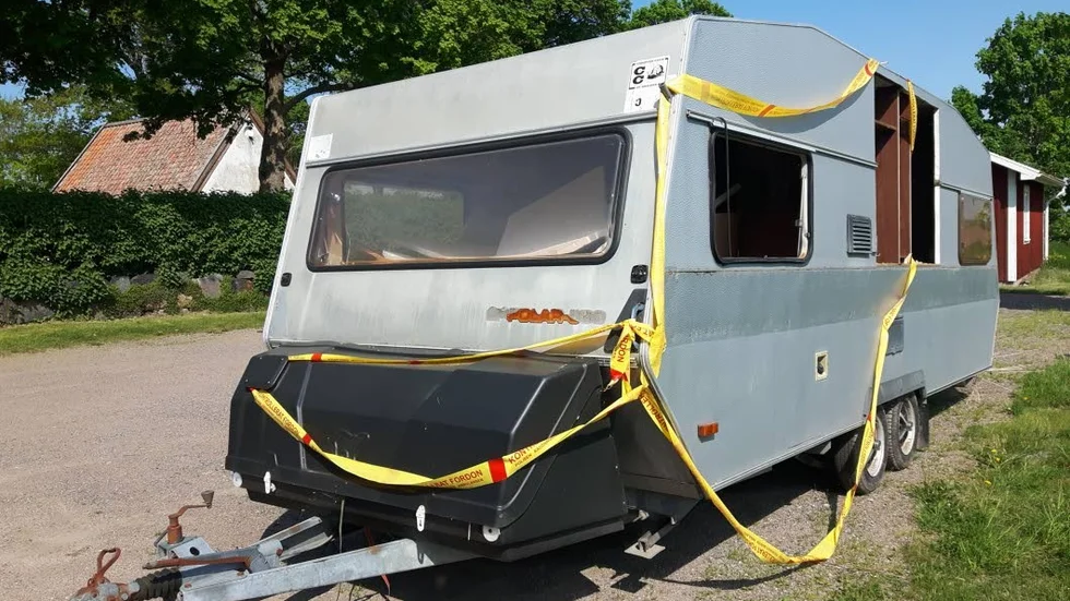 Pastoratet vill ha bort den nedgångna husvagnen från parkeringen.