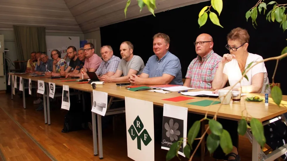 Politiker så långt ögat kan nå. Christina Nilsson, Pierre Ländell, David Wenhov, Pontus Wessman, Anders Ljung, Lars Karlsson, Anders Lind, Erik Andersson, Lena Käcker Johansson, Hans Måhagen, Sigvard Olsson, Björn Hoflund och Christer Segerstéen.