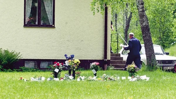 Den tekniska utredningen pågår fortfarande i den mördades bostad i Gullringen. De senaste dagarna har ett stort antal kondoleansblommor placerats på gräsmattan framför den mördades bostad.