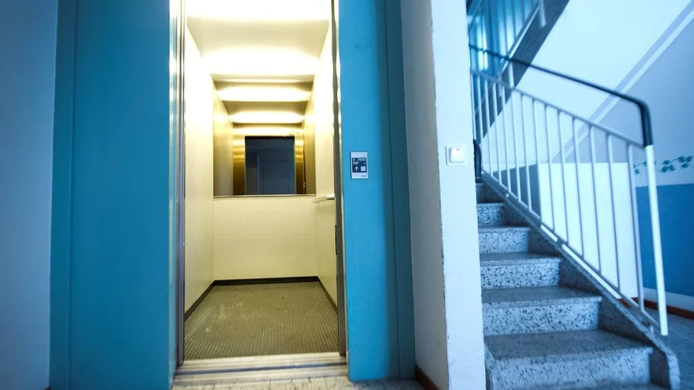 Räddning. En person fastnade på onsdagseftermiddagen i en hiss.