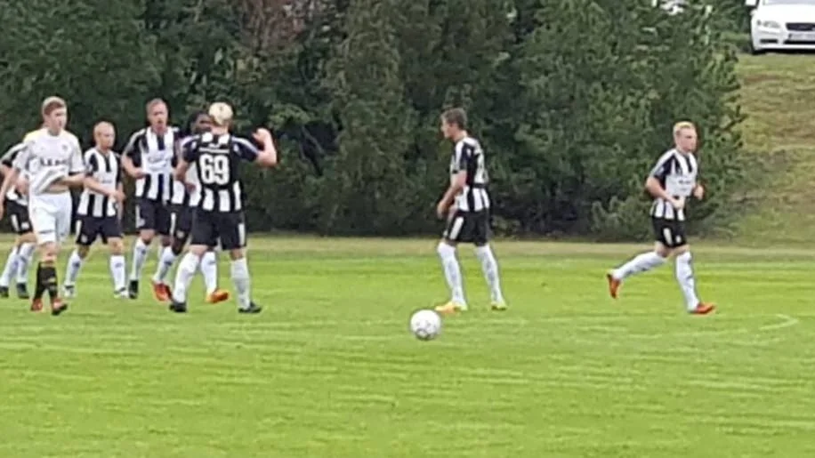 Högsby jublar efter segern i derbyt mot Vimmerby