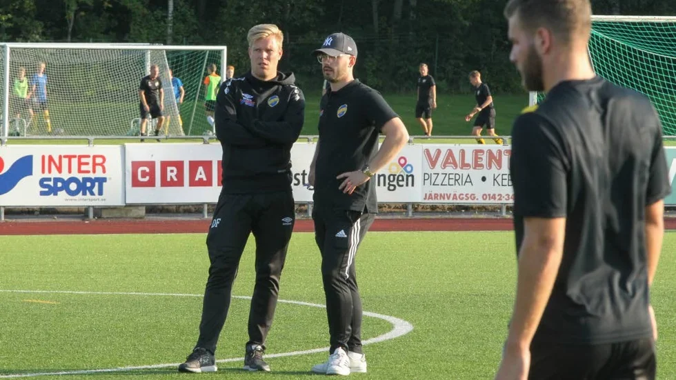 Mjölby AI:s tränare Daniel Friberg-Carlsson och Kenny Lundgren kom med taktiska drag som fällde avgörandet till Mjölbys fördel.