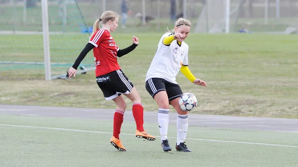 Målskytt. Vilma Winqvist, i vitt, gjorde ett av Västerviks mål.