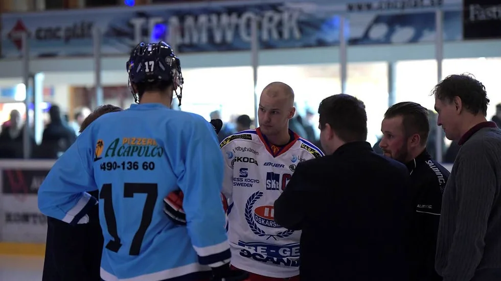 Inställd. VIK:s lagkapten Dan Pettersson och Oskarshamns lagkapten Jonas Engström i diskussion om isen.