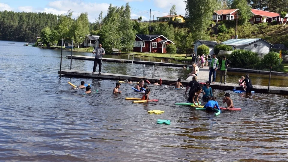 Soligt väder lockade många barn till Spillhammarsbadet i Mariannelund för att lära sig simma.