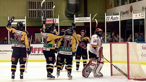 Jubel...det kan Vimmerby Hockey kosta på sig efter toppmötet mot Gislaved. Seger med 2-1 i tidernas stökigaste match och toppkänning till juluppehållet.