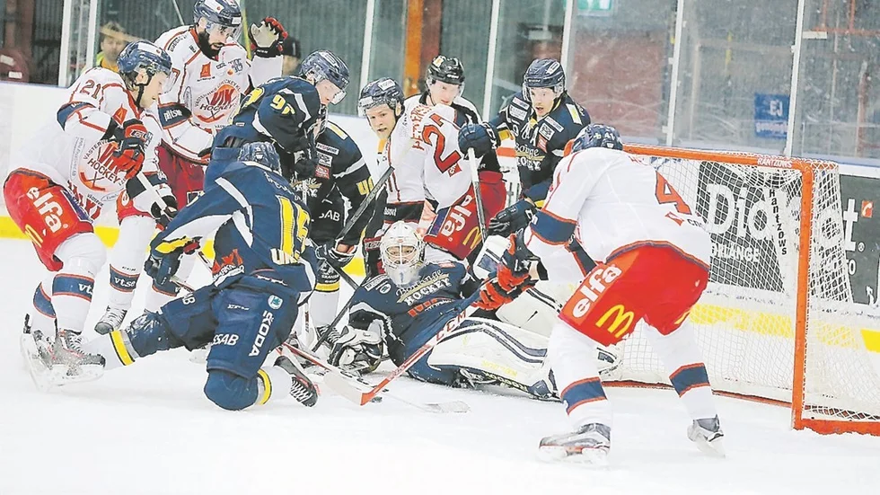 TVÄRSTOPP. Västerviks IK föll tungt borta mot Borlänge i kvalseriepremiären. Hemmalagets målvakt Viktor Kokman storspelade och var bäst på isen. Foto: Klockar Mattias Nääs/DT