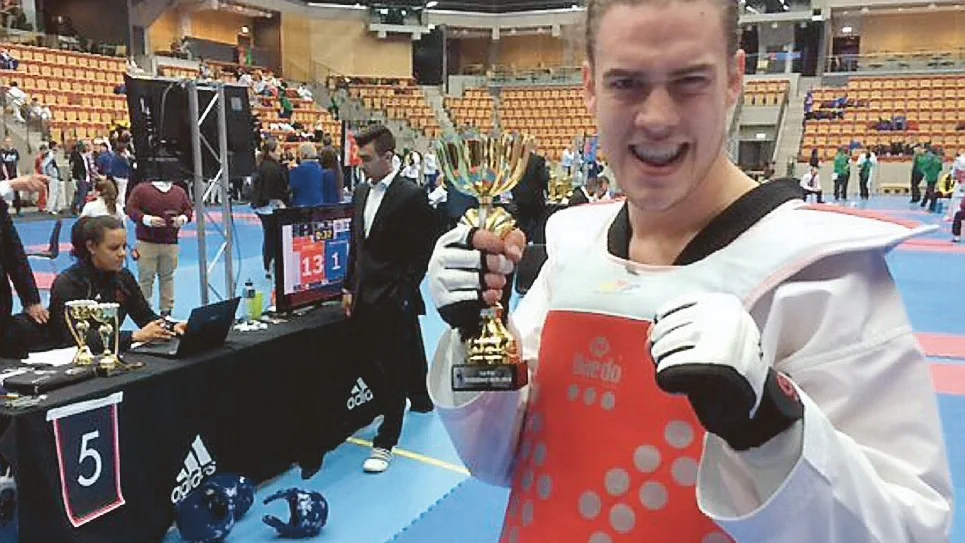 GULDVRÅL. Daniel Wester vann alla sina matcher när han tog hem -87 kilos-klassen i taekwondotävlingen Helsingborgs Open. Vimmerbyutövaren vann finalen med 14-1. Foto: Marcus Wallerman.