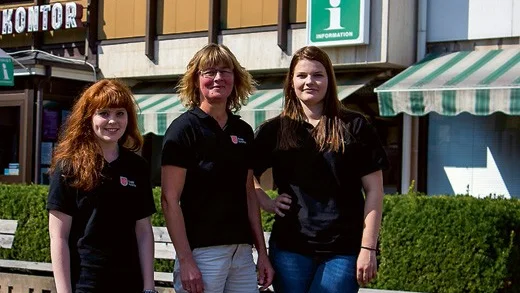 De sommarvikarierande turistinformatörerna Jacqueline Roshamn och Elisabet Nilsson tillsammans med Ann-Louise Södersten i mitten.