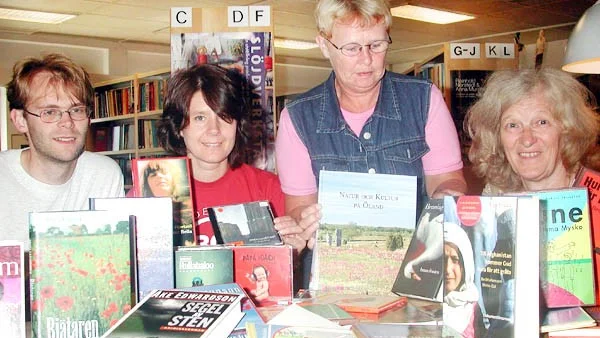 Laddar upp med böcker inför hösten. Personalen på Hultsfreds bibliotek har en hel del läsvärt att rekommendera. Från vänster: Calle Ljungberg, Annika Rusch, Annika Karlsson och Inger Andersson