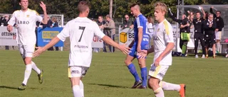 Glädjescener i omklädningsrummet efter viktig seger