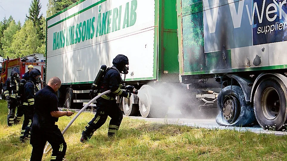 När räddningstjänsten från Kisa kom till platsen var branden redan släckt, så deras uppgift blev att kyla ner delarna av lastbilen som stått i lågor.