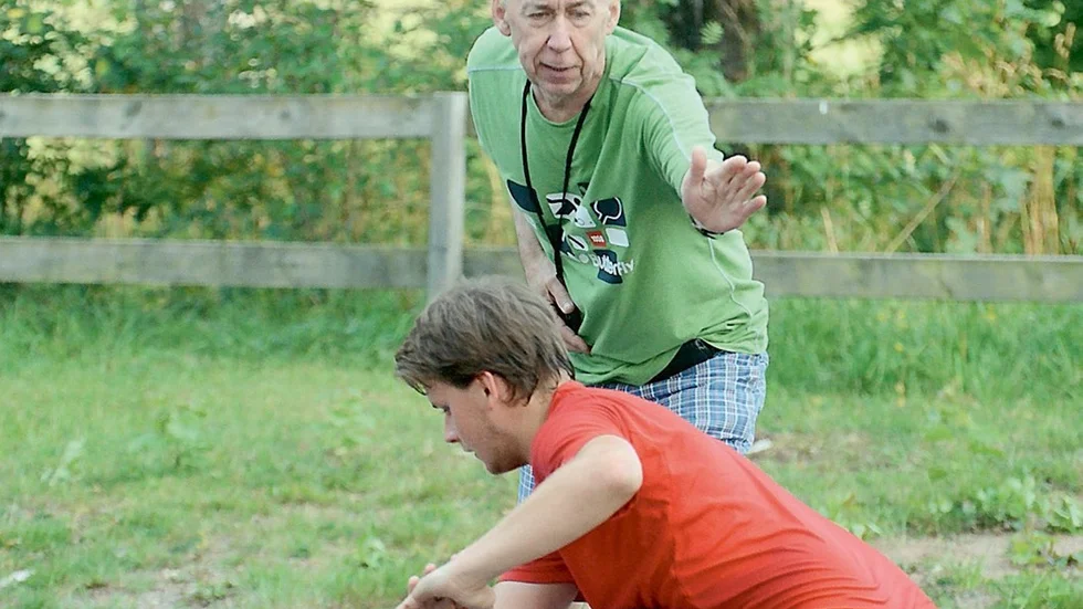 Boris Vashliaev ger Patrik Lundh beröm i samband med en väl genomförd övning. Den ryske fysspecialisten drillar just nu Målilla Bandys spelare i ett par veckor.