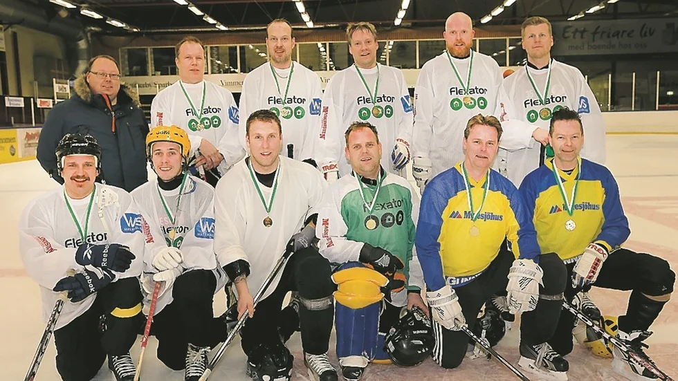 Vinnande lag Maria Montasami, Stående från vänster Ronnie Johansson coach/målvakt, Conny Hård, Robert Johansson, Christoffer Gustafsson, Stefan Freijd och Peter Gustafsson. Sittande från vänster, Daniel Gustafsson, Niklas Carlsson, Patrik Nilsson, Peter Johansson, Pierre Brorsson och Johan Myrén. Foto: Roelof Stroetinga