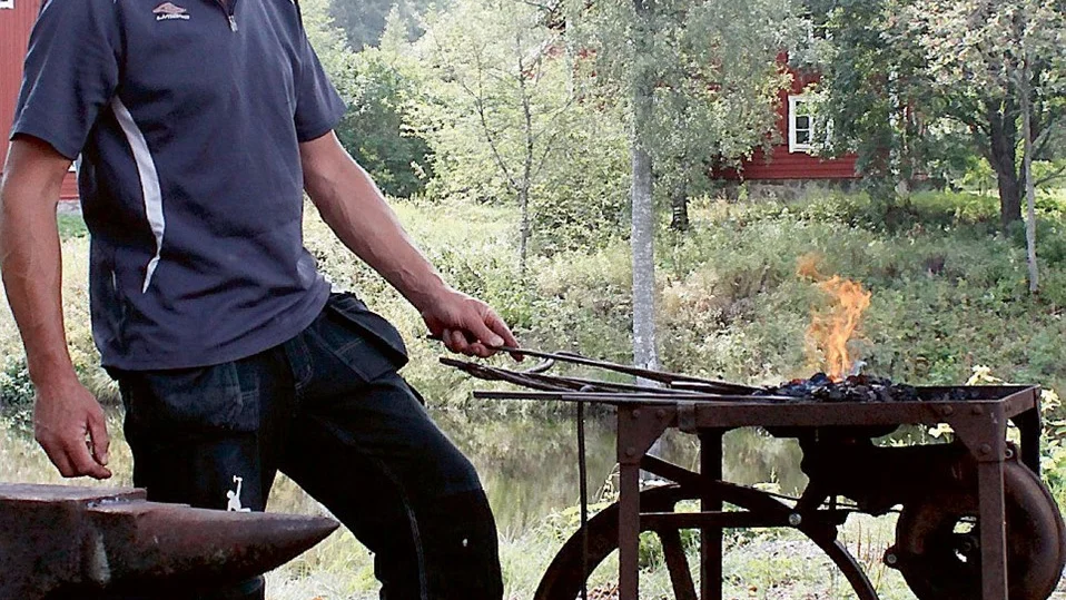 Marcel Stolt lät besökare testa på att smida under dagen.