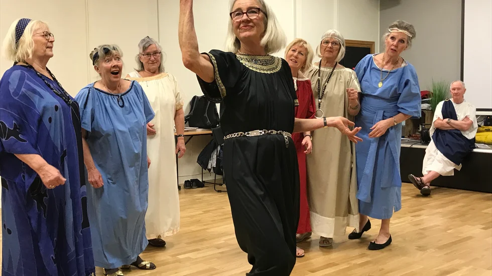 Lysistrate, spelad av Gunilla Björkblom Borch, uppmanar kvinnorna att sexstrejka för att få männen att sluta kriga.
