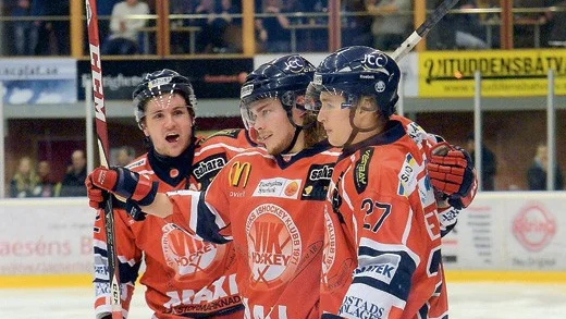 Segerjubel. Väservikstrion Joakim Englund, Eric Backman och Jacob Tenemyr jublar efter 4-1-målet.