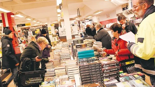 Tjuvstarten på årets bokrea lockade ett 50-tal entusiaster när bokkhandeln slog upp portarna vid midnatt natten till tisdagen.