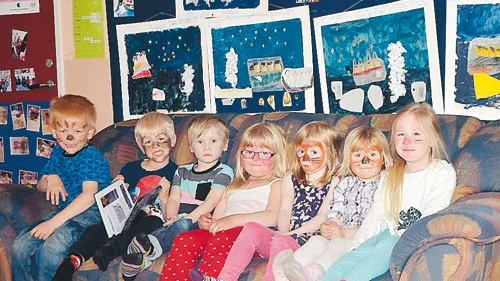 Målat, mätt och experimenterat. Projektet om Titanic har skapat många olika aktiviteter för barnen på Stenshults förskola. Från vänster: Olof Nilsson, Edvin Holm, William Hofving, Saga Nyman, Matilda Isaksson, Saga Heljemo och Elvira Oskarsson.