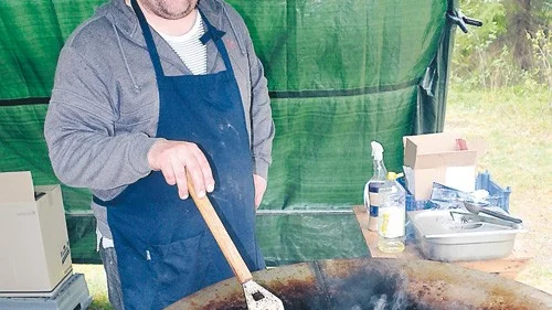 Daniel Johansson stekte vildsvinskebab i Ytterbo.
